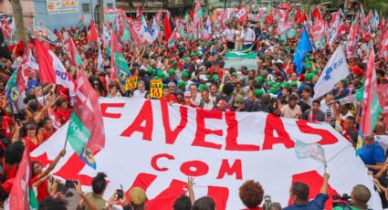 VÍDEO: universitários do Complexo do Alemão homenageiam Lula e ex-presidente se emociona