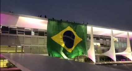 Bolsonaro cobre fachada do Palácio do Planalto com bandeira do Brasil