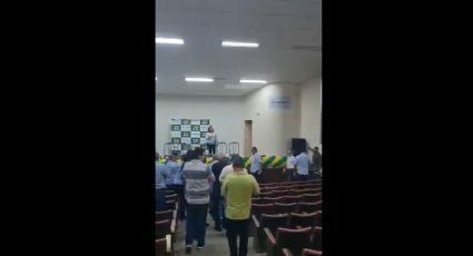 VÍDEO: Zema coloca Bolsonaro pra falar em auditório vazio em Montes Claros