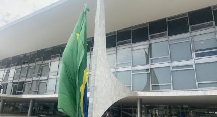 VÍDEO: Bandeira do Brasil que Bolsonaro colocou no Palácio se rasga