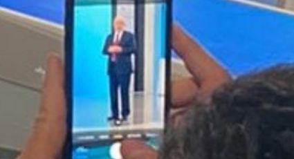 Moro é flagrado tirando foto de Lula no debate da Globo e vira "consultor" de gravata