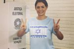 Michelle Bolsonaro vota vestida com camisa em homenagem a Israel