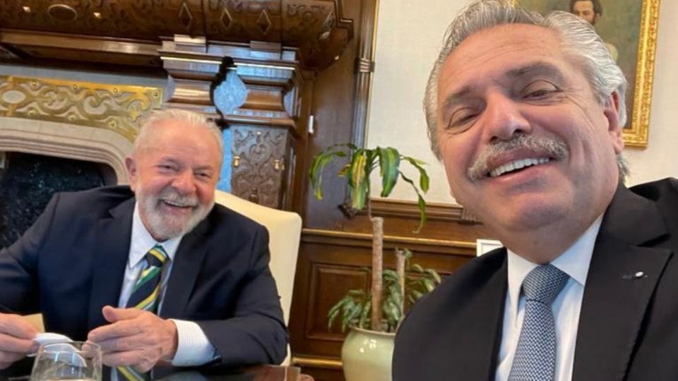 Alberto Fernández foi o primeiro chefe de Estado a visitar Lula após a leeição.