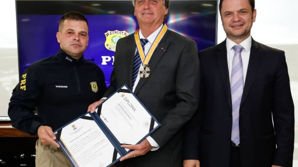 Diretor-geral da PRF, Silvinei Vasques (esquerda) com Jair Bolsonaro (PL).