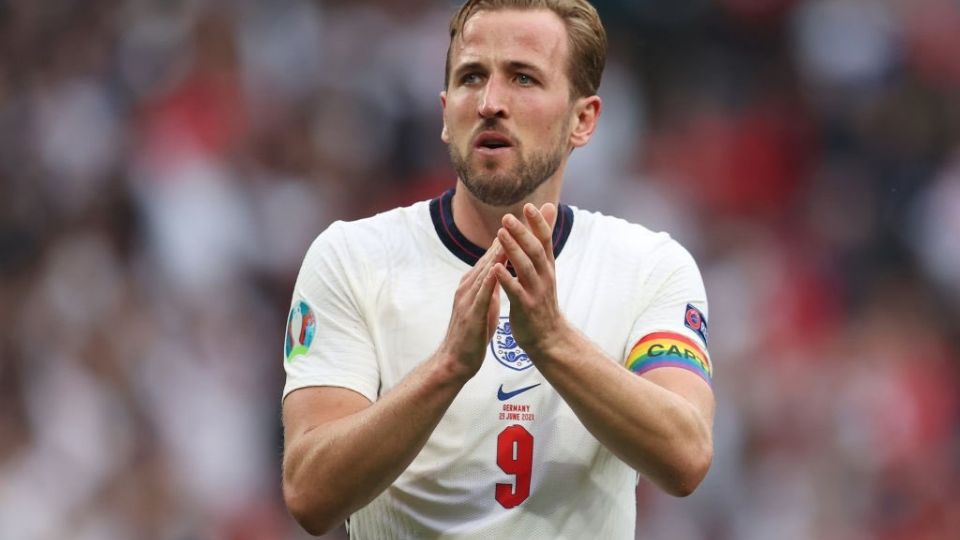 Harry Kane, atacante do Tottenham e da Seleção da Inglaterra, promete usar faixa de capitão nas cores da bandeira LGBTQIA+ durante a Copa do Mundo do Catar 2022.