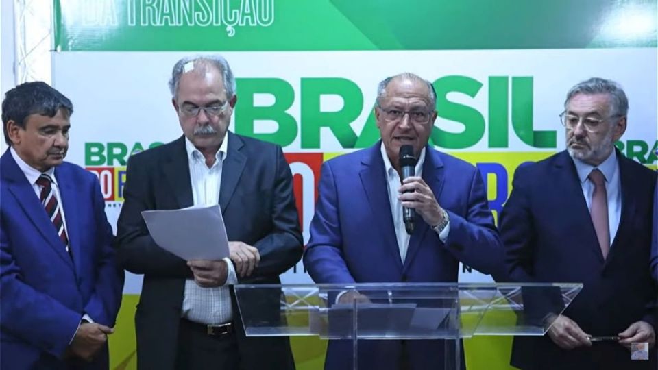 Vice-presidente eleito Geraldo Alckmin (PSB) lê nomes das personalidades que vão compor o Gabinete de Transição do governo Lula (PT)