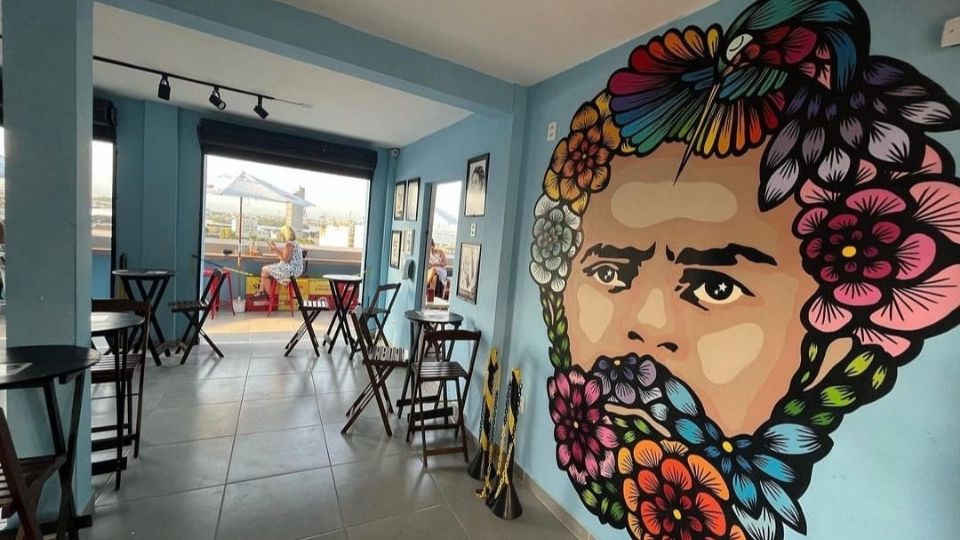 Parede com arte estilizada do rosto do presidente eleito Lula estampa parede na entrada do estabelecimento.