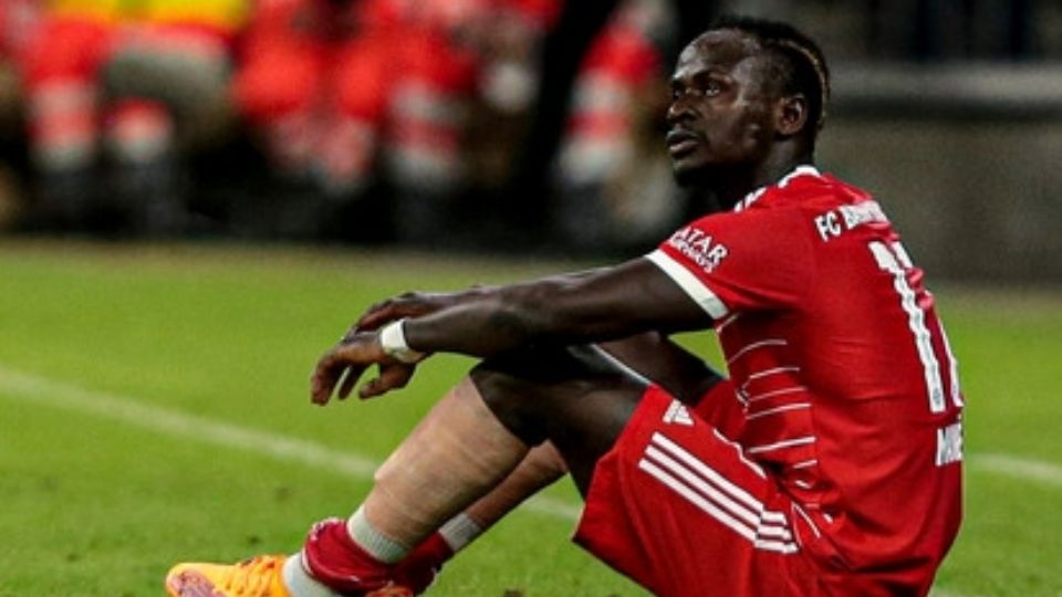 Sadio Mané após lesão em jogo do Bayern de Munique.