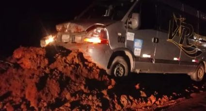 Estudantes ficam feridos após van bater em barreira de terra colocada por golpistas em estrada