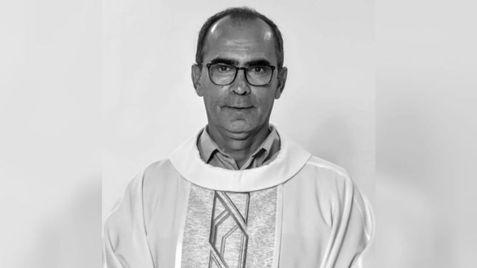 Padre de paróquia da cidade de Guaíra (PR) foi encontrado morto junto a uma faca, com ferimento no pescoço. Populares dizem que ele vinha sofrendo ameaças por ter declarado voto em Lula