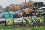 VÍDEO: PM e PRF usam trator contra motim bolsonarista e liberam estrada no MT