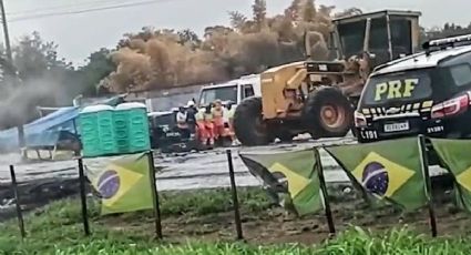 VÍDEO: PM e PRF usam trator contra motim bolsonarista e liberam estrada no MT