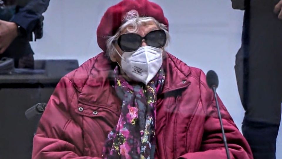 Irmgard Furchner foi secretária de um campo de concentração nazista quando tinha 18 anos. Agora, com quase 100, está no banco dos réus