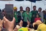 VÍDEO: Carla Zambelli volta dos EUA e faz ameaça em ato golpista