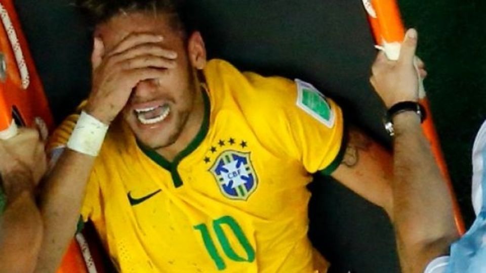 Neymar após lesão sofrida na Copa do Mundo de 2014, em partida contra a Colômbia.