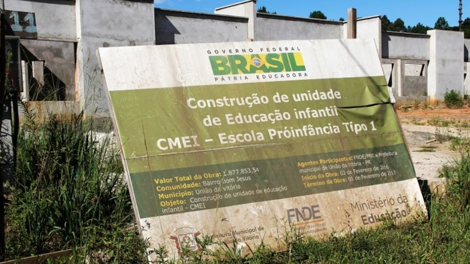 Obras paradas acarretam desperdício de recursos públicos e prejudicam acesso da população a direitos.