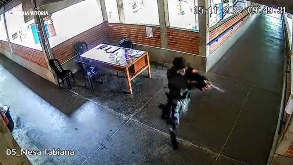 Atirador invade escolas em Aracruz (ES), deixando três mortos.
Homem armado invade escolas no Espírito Santo e atira em professores e alunos.