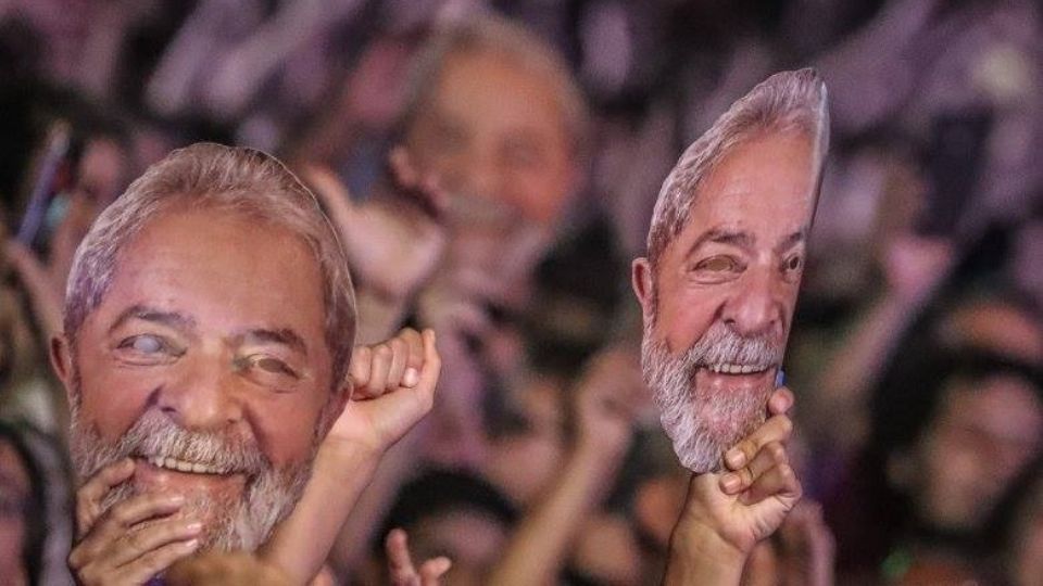 Após rezar para pneus e invocar alienígenas, Bolsonaristas adaptam teoria conspiratória de que Lula teria morrido e foi substituído por 'impostor mascarado'.