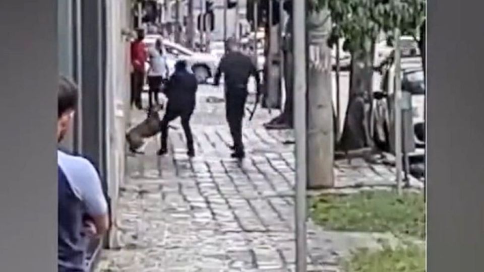 Agressor racista ataca pessoas negras no centro Curitiba com um cassetete e um cão