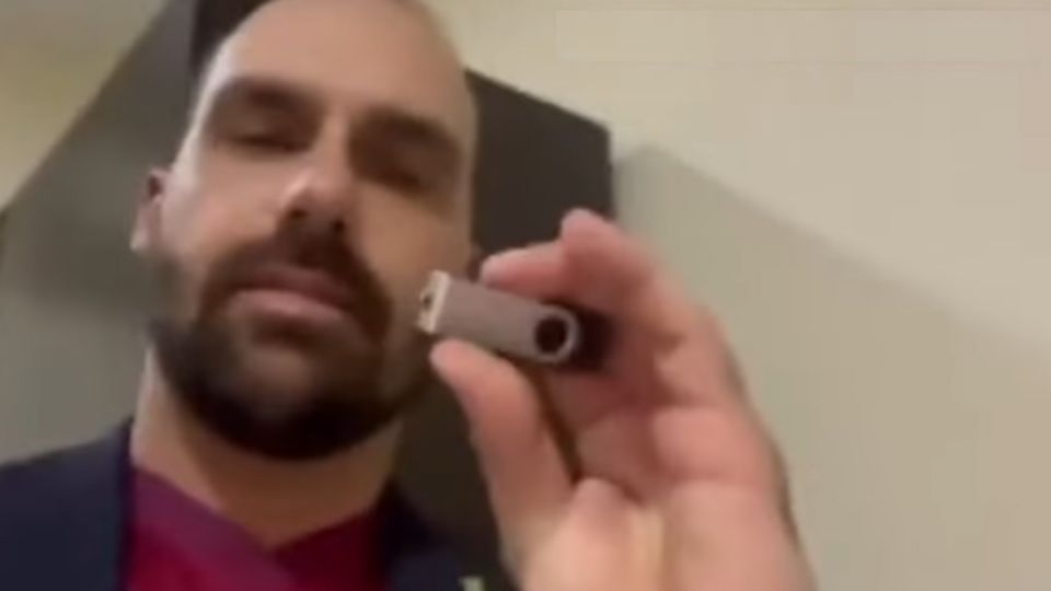 Eduardo Bolsonaro exibiu vários pen-drives ao explicar motivo da viagem.