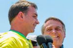 Com Carlos em silêncio, Flávio Bolsonaro divulga texto ininteligível sobre "censura" nas redes
