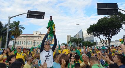 VÍDEO: Cássia Kis ergue imagem de Nossa Senhora em ato golpista em frente a quartel no Rio