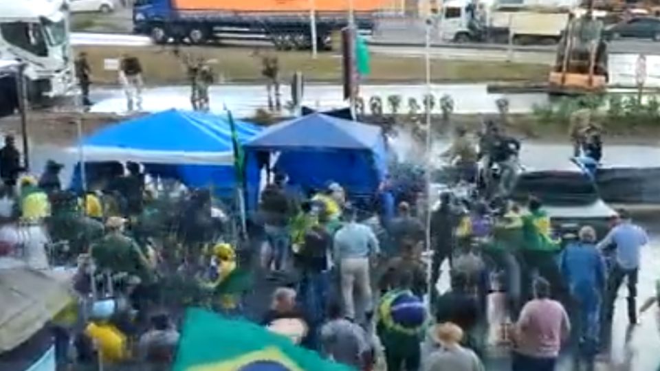 VÍDEO: Bolsonaristas arremessam churrasqueira em agentes da PRF em Rio de Sul (SC)