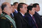 VÍDEO: Bolsonaro aparece abatido, olha "para o nada" e fica em silêncio durante cerimônia militar