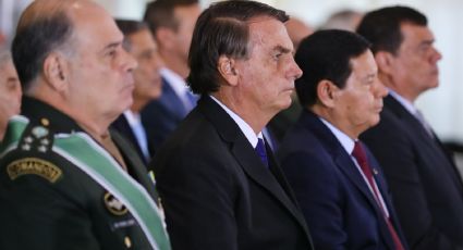 VÍDEO: Bolsonaro aparece abatido, olha "para o nada" e fica em silêncio durante cerimônia militar