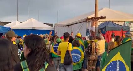 VÍDEO: Golpistas simulam Paixão de Cristo em acampamento