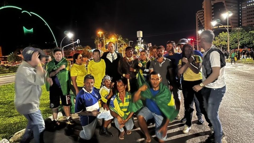 O advogado Cristiano Caiado e outros bolsonaristas em local próximo à sede da Polícia Federal que foi atacada na noite de segunda (12)