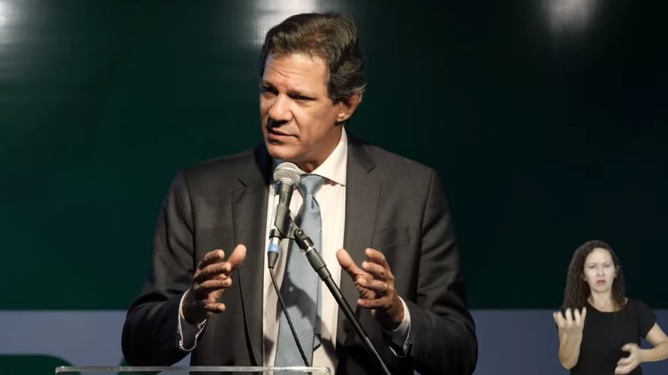 Haddad dá entrevista coletiva em Brasília.