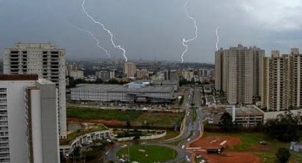 Acampamento bolsonarista é atingido por raio em Brasília