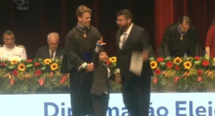 Filho de deputado do União Brasil surpreende com gesto durante diplomação do pai na BA