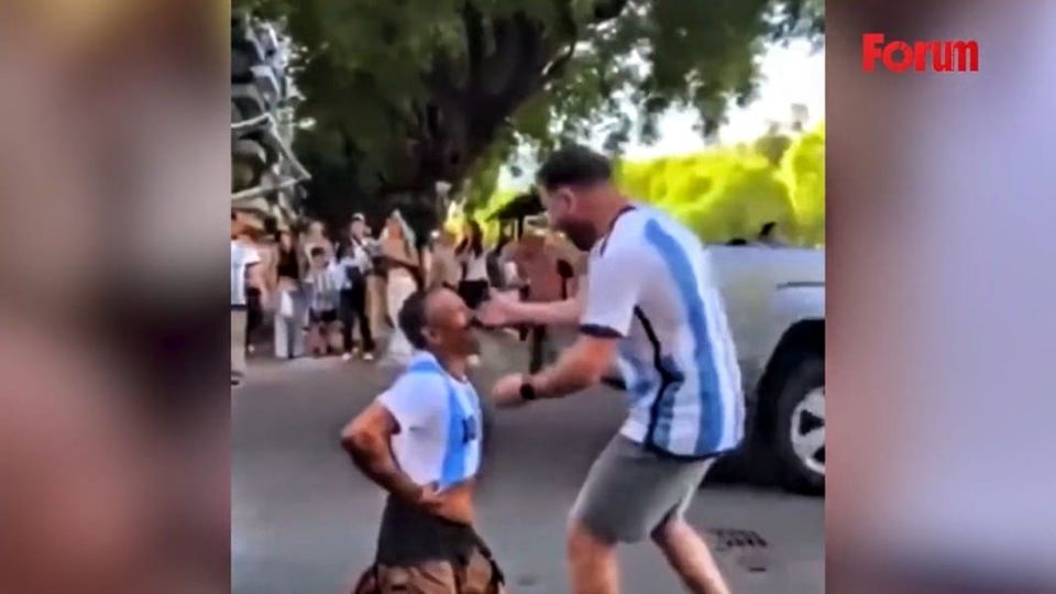 Cena de solidariedade circulou o mundo e mostrou torcedor dando sua camisa nova da Argentina a um homem em situação de rua em Buenos Aires