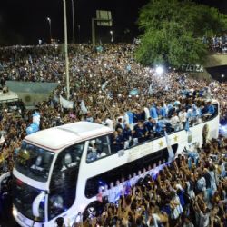 VÍDEO: seleção argentina é recebida por milhares de pessoas ao retornar ao país