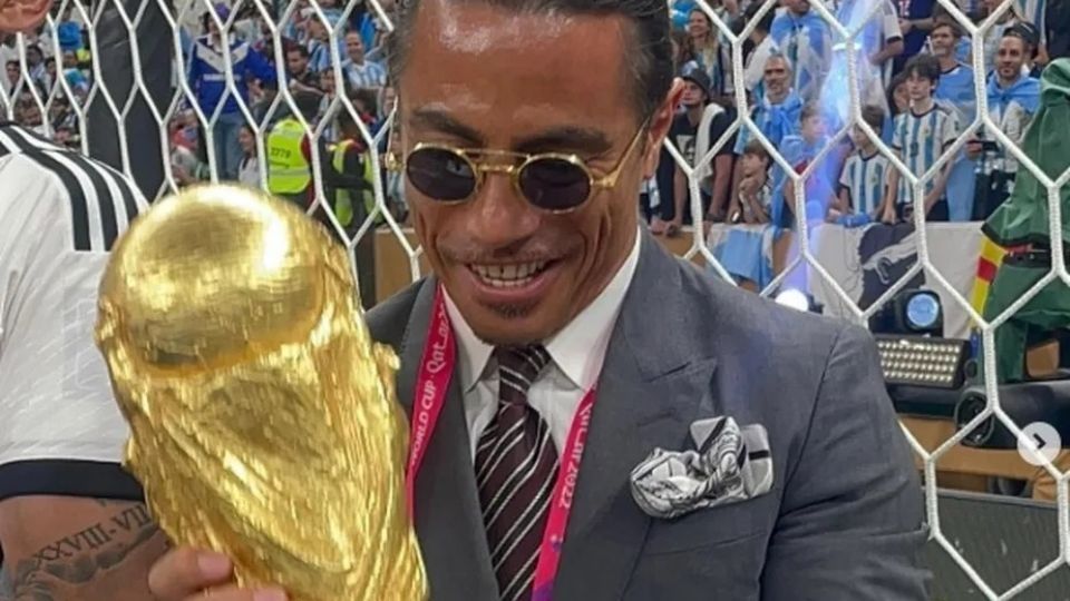 O chefe turco Nusret Gokçe segurou a taça.