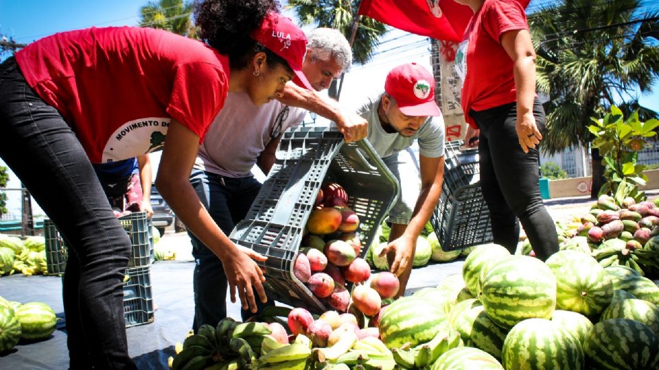 MST distribui alimentos em Pernambuco