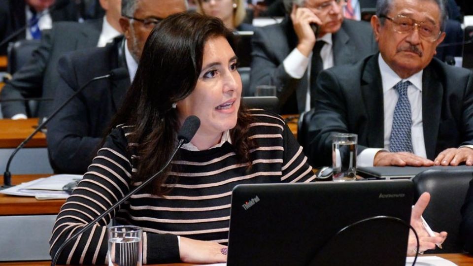 Simone Tebet em 2017 defendendo interesses de proprietários de terras, contra interesses indígenas, no Senado