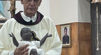 Padre Júlio é insultado ao postar foto com Menino Jesus negro