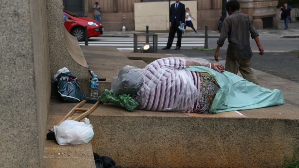 Empresa se diz obrigada a fechar serviço para população de rua; entenda