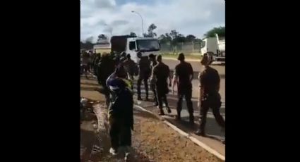 VÍDEO: Observados pela Polícia do Exército, bolsonaristas expulsam agentes do DF que foram desmontar acampamento