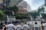 Pelé: torcida do Santos faz vigília pelo ex-jogador na porta do Einstein