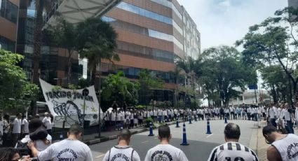 Pelé: torcida do Santos faz vigília pelo ex-jogador na porta do Einstein