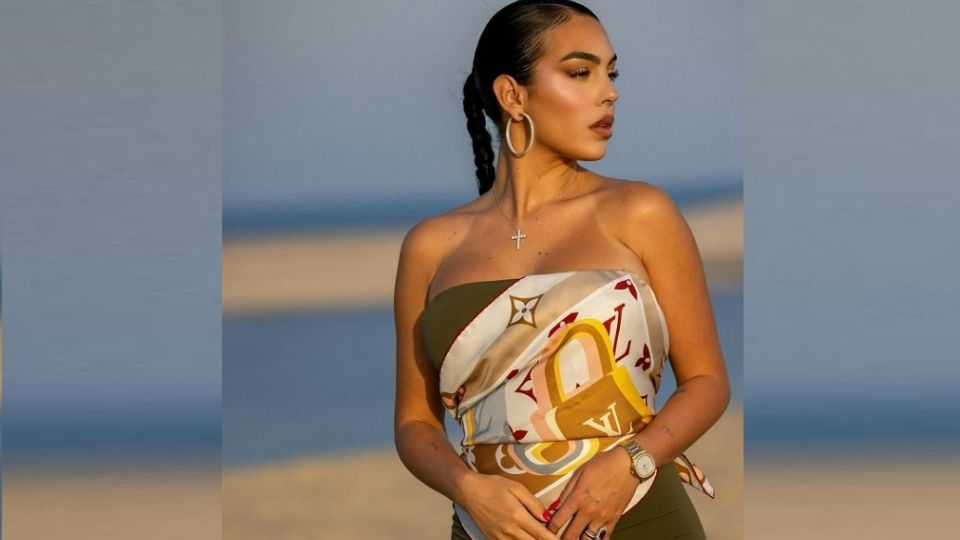 Georgina durante passeio turístico em deserto de Doha (Catar).