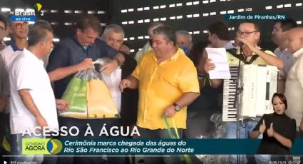 Bolsonaro precisa de ajuda para abrir saco plástico após vexame com arma travada; veja vídeo