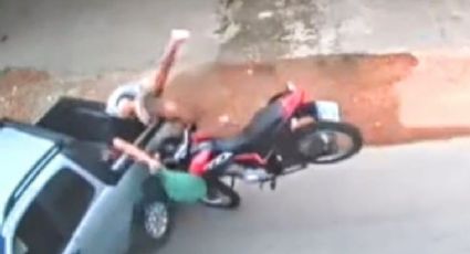 VÍDEO: Em colisão impressionante, motoqueiro sai ileso e só perde a dentadura