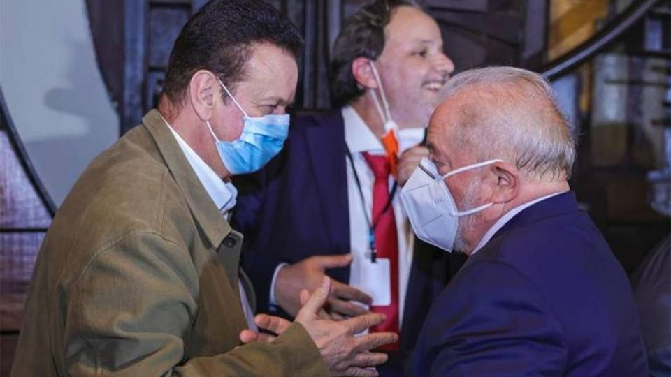 Ex-presidente Lula cumprimenta o presidente do PSD, Gilberto Kassab, em jantar do grupo Prerrogativas, em dezembro