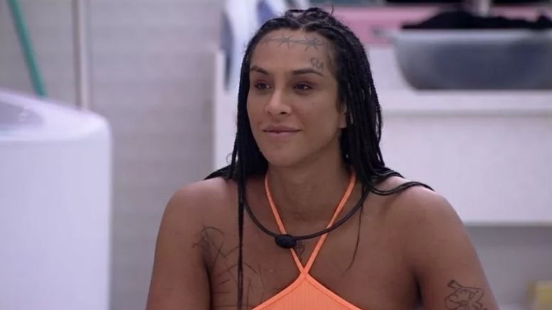 No BBB, Linn mostra que não podemos mais errar pronomes: "É ela!"