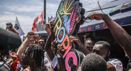 Justiça por Moïse: Manifestantes arrancam placa do quiosque Tropicália; veja vídeos e imagens